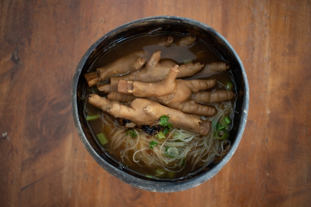 タイ風チキンスープ麺添えタイのココナッツボウル。