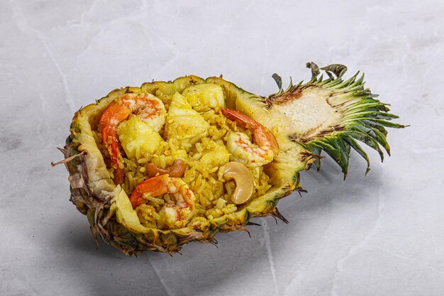 Foto cucina thailandese riso con gamberi in ananas