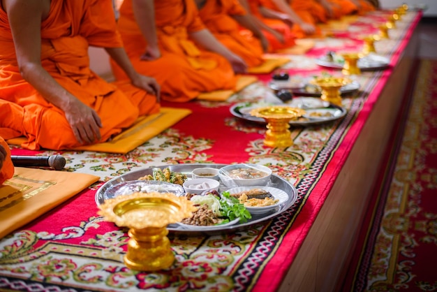 写真 仏教寺院で昼食をとっているタイの文化的婚約式の僧侶