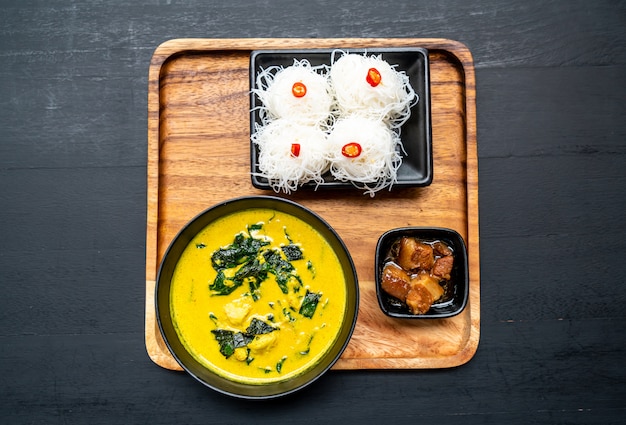 Photo thai curry soup with crab and coconut milk