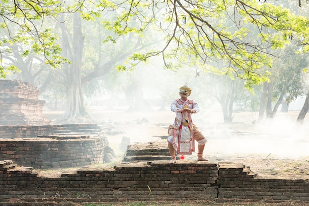 Danza thailandese nella maschera tradizionale ramayana