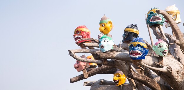Photo thai demon mask with dry tree