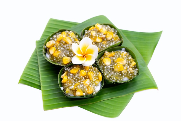 Photo thai dessert coconut pudding with tapioca pearl or sago and corn