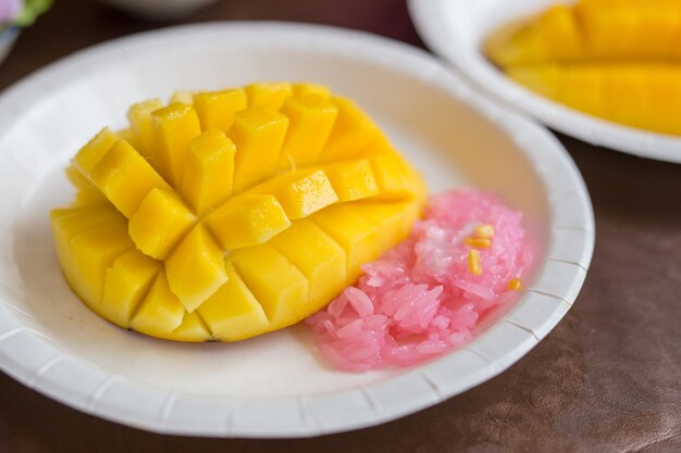Photo thai dessert mango and pink sticky rice