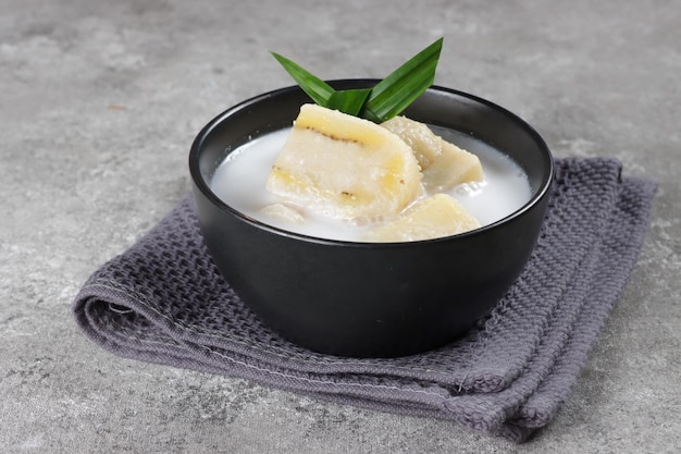 코코넛 밀크 또는 Kluay Buad Chee에 태국 디저트 데친 바나나