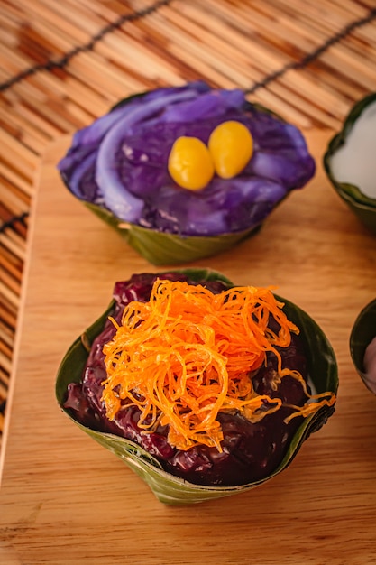 Foto dessert tailandesi in foglia di banana, ce ne sono molti colorati.