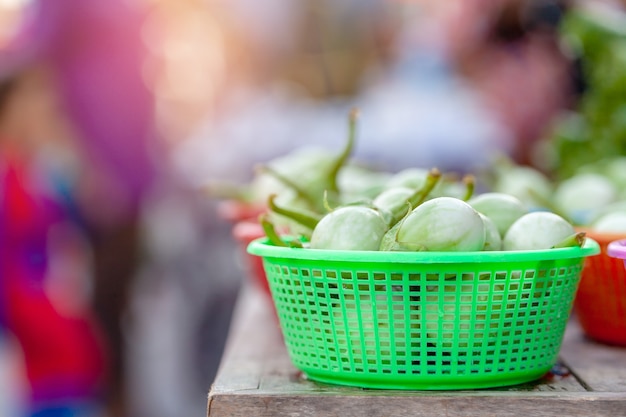 Тайский баклажан на рынке, овощи, продукт сельского хозяйства, ингредиент для приготовления пищи.