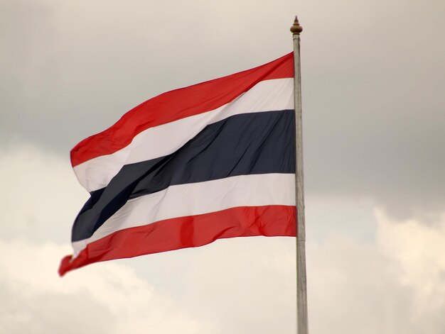 タイの国旗が空を飛ぶ