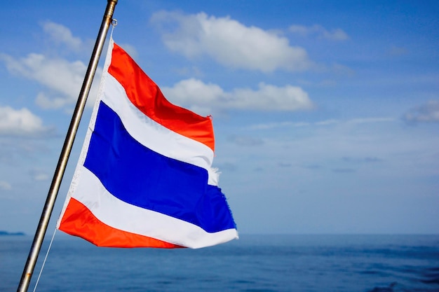 タイの国旗が海を横切って空を横切っている