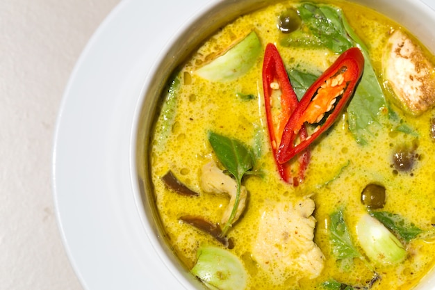 Vista superiore del curry verde verde del pollo tailandese dell'alimento con lo spazio della copia.