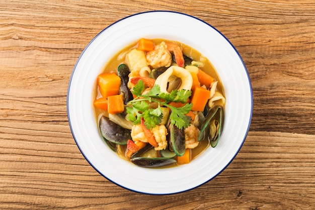 Cibo tailandese: frutti di mare al curry,