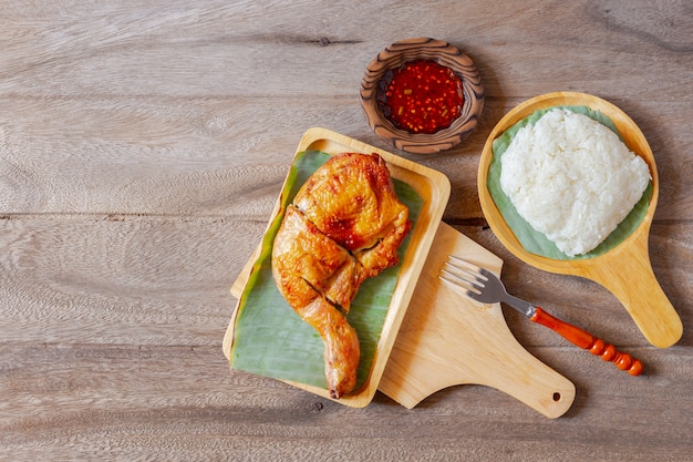 태국 음식 프라이드 치킨과 칠리 소스