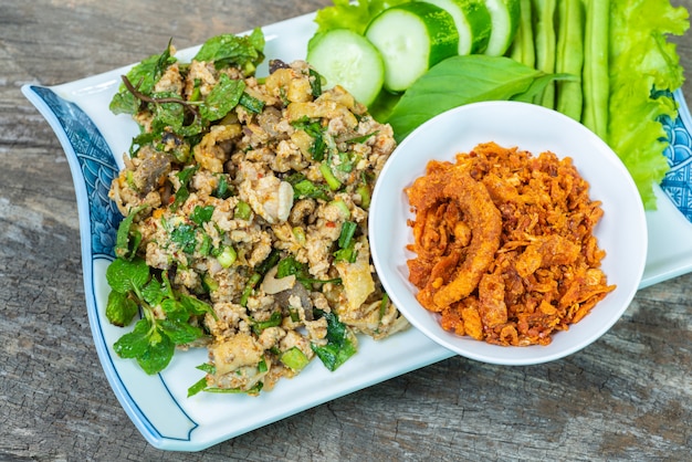 태국 음식 북동쪽 매운 다진 치킨.