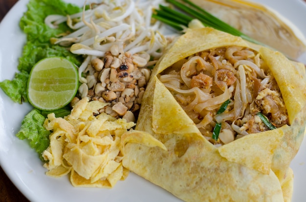 Pad thai cibo tailandese, tagliatelle con carne di maiale.