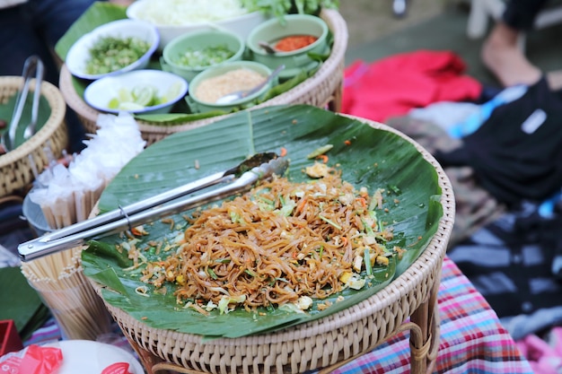 Foto cibo tailandese padthai nel mercato?