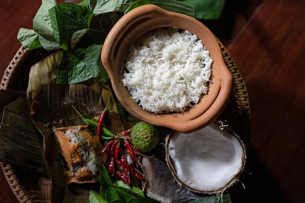 Pasta tailandese del riso e del peperoncino rosso del cibo sul tavolo
