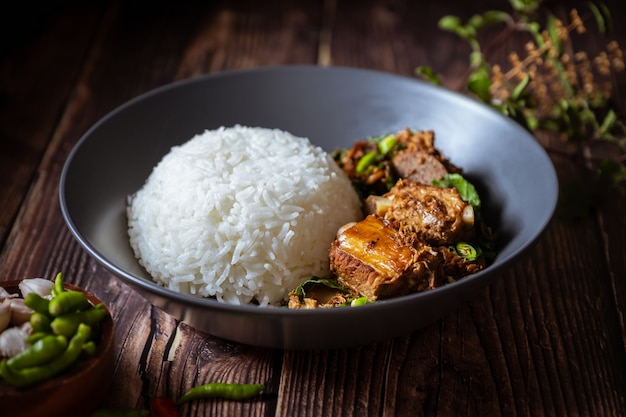 タイ料理、バジルと豚骨の炒めご飯。