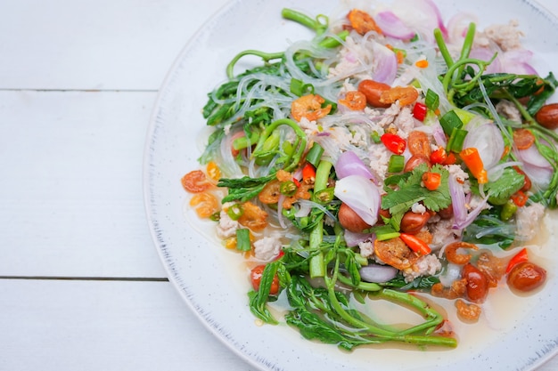Alimento tailandese, insalata piccante della mimosa dell'acqua