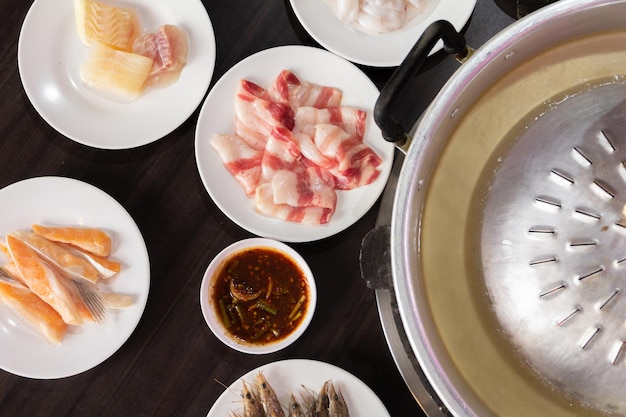 태국 음식 스타일 shabu sukiyaki 또는 MooKaTa 구운 돼지고기