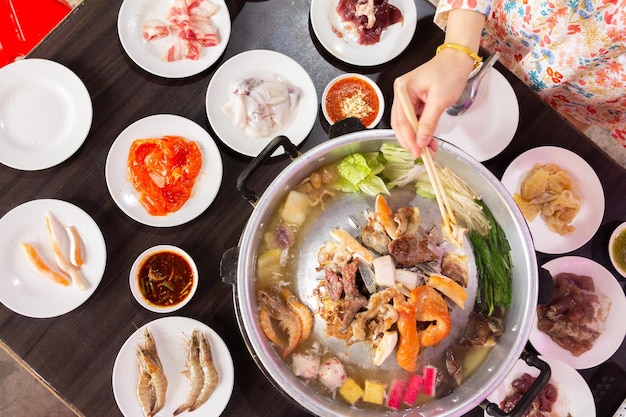 タイ料理のスタイル シャブ・スキヤキ (Shabu Sukiyaki) またはムーカタ (MooKaTa) 焼き豚