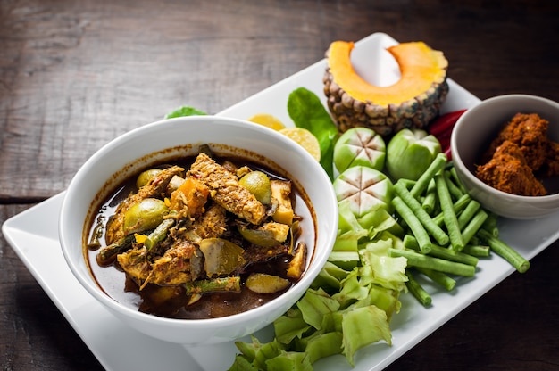 Cibo tailandese: i visceri di sgombro di pesce sgombro piccante al curry piccante o organi di pesce zuppa acida.