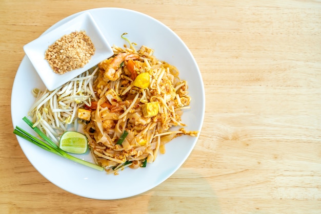 Photo thai fried rice noodle with prawns and shrimps