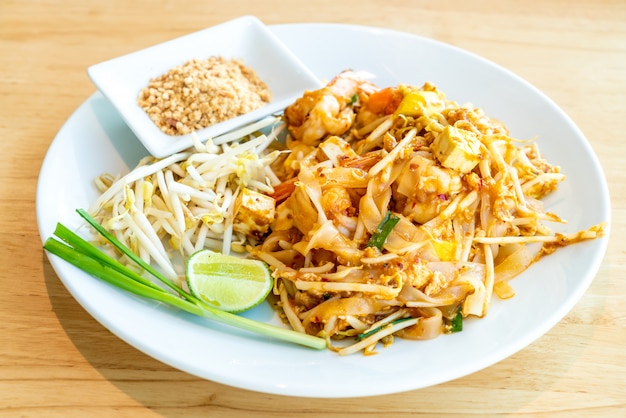 Thai fried rice noodle with prawns and shrimps