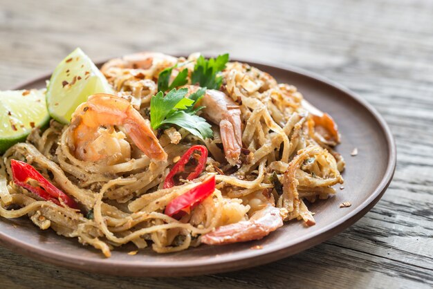 Tagliatelle di riso fritte tailandesi con i gamberi