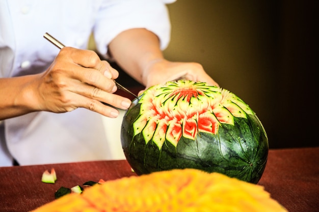 手、野菜や果物の彫刻でタイの果物の彫刻