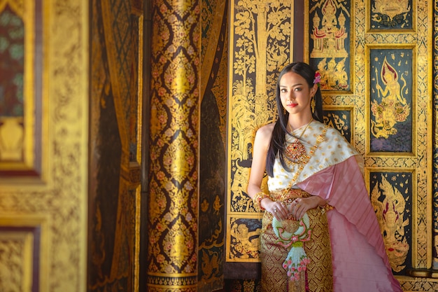 Тайская девушка в традиционном тайском костюме, культура идентичности Таиланда.