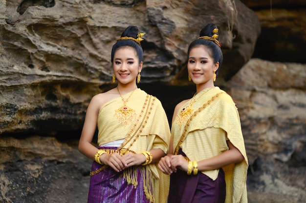 Ragazza tailandese in costume tailandese tradizionale in canyon della pietra della cascata, cultura di identità della tailandia.