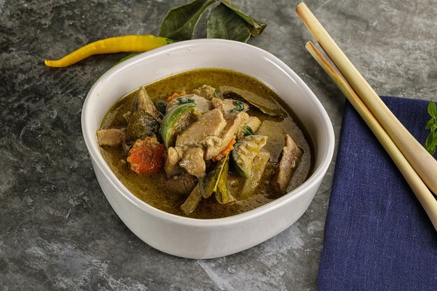 タイの緑カレースープとバジル