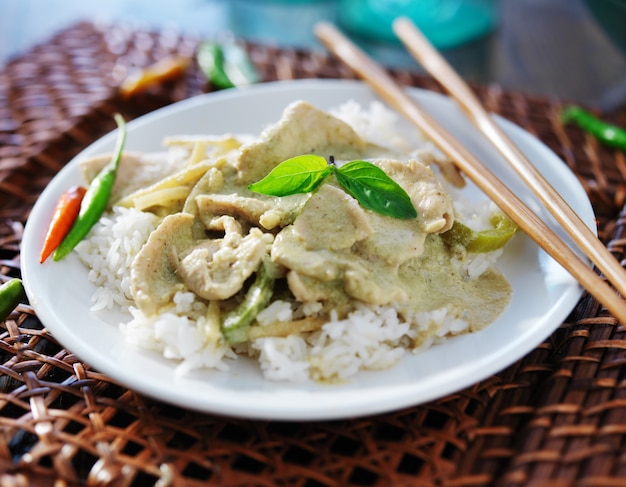 Curry verde tailandese con pollo e riso al gelsomino