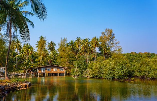 Foto casa tailandese sull'acqua