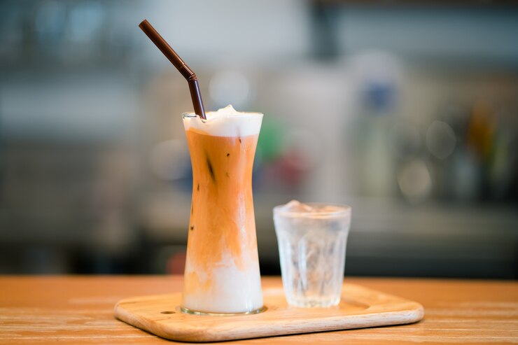 タイのアイスミルクティーにコップ1杯の水を添えて