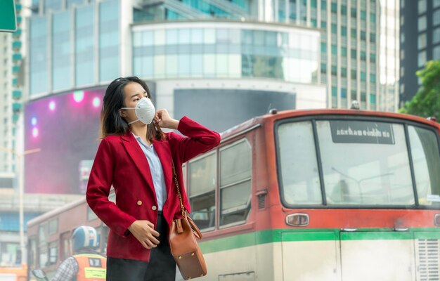 사진 태국 여성들은 먼지로부터 보호하기 위해 마스크를 착용합니다. 스모그 먼지와 오염에 둘러싸인 클롱테프 시에서 일하러 습니다.