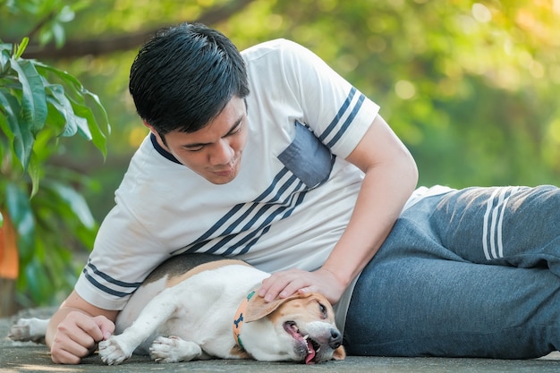 公園で休日に彼の犬とタイの男