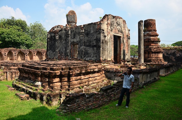 タイの男性写真家旅行者の人々 旅行を訪問し、古代遺跡の建物を撮影するデジタル カメラを使用します。ロッブリー タイのロッブリー市でワット プラ スリランカ ラタナ マハタートのアンティーク建築