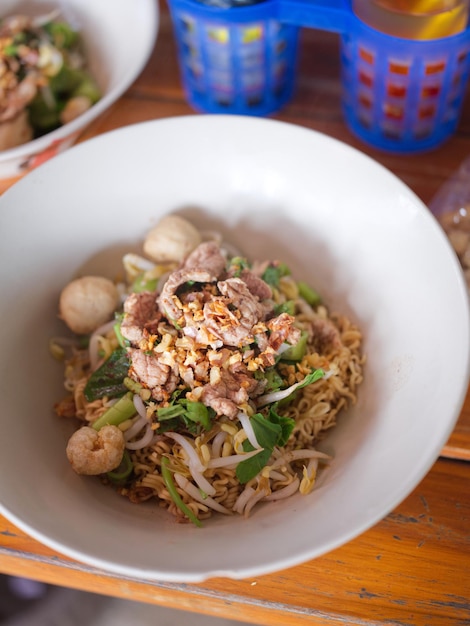 Thai Noodle beef is erg lekker op houten tafel