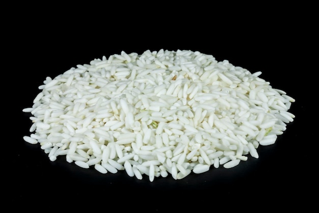 Photo thai organic jasmine rice on black background