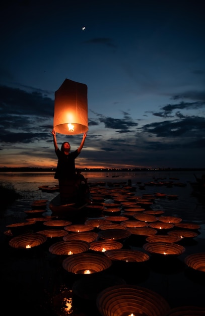 Photo thai people come out to float the krathong on the full moon day of the 12th month of the year