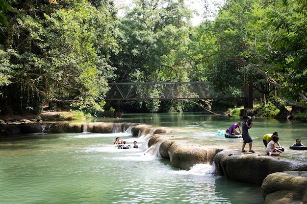 タイの人々と外国人旅行者は、2018年11月13日にタイのサラブリにある国立公園のナムトクチェットサオノイの小さな滝でリラックスして水泳をします