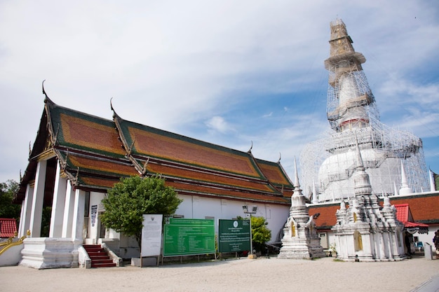 タイの人々は旅行を訪れ、2017年10月5日にナコンシータンマラートタイでワットプラマハタートウォラマハウィハンの祈りのチェディとウボソットを尊重します