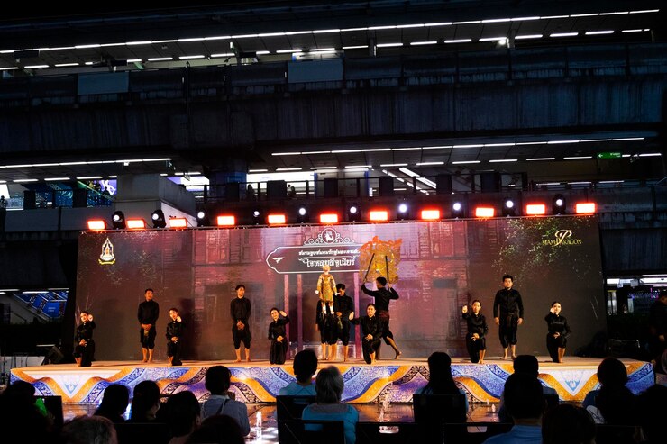 Thai professionele poppenmaker of poppenmeester manipuleren spelen acteren oude poppen speelgoed of antieke marionet op het podium show reizigers mensen op Siam Paragon op 18 augustus 2024 in Bangkok Thailand