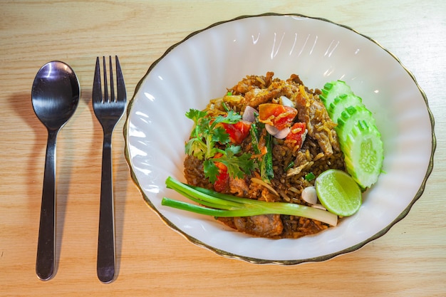 Тайский железнодорожный жареный рис на белой тарелке