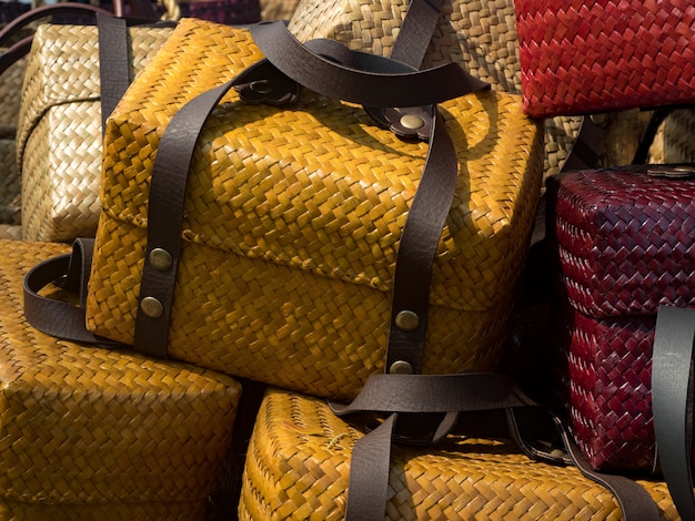 タイの籐手作りバッグ、白い背景で隔離