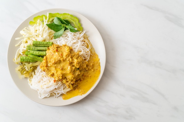 Photo thai rice noodles with crab curry and variety vegetables, thai local southern food