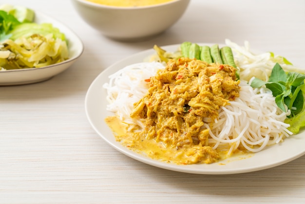 Spaghetti di riso tailandesi con curry di granchio e verdure di varietà