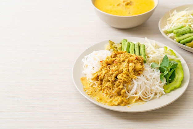 Spaghetti di riso tailandesi con curry di granchio e varietà di verdure