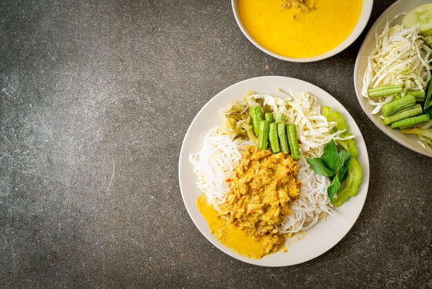 크랩 카레와 다양한 야채를 곁들인 태국 쌀국수